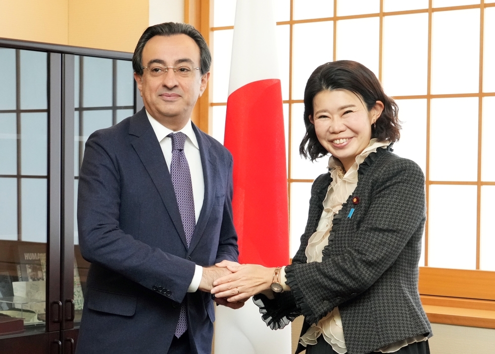 State Minister Kunimitsu shaking hands with Ambassador Ismayilzada