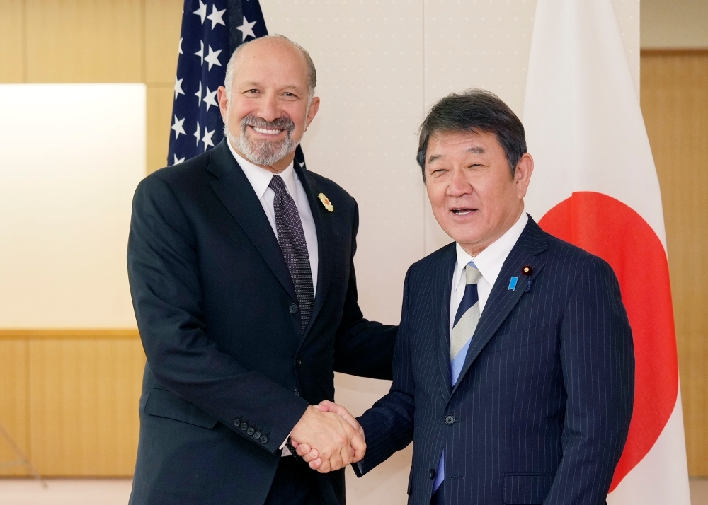 Minister MOTEGI shaking hands with Secretary Lutnick