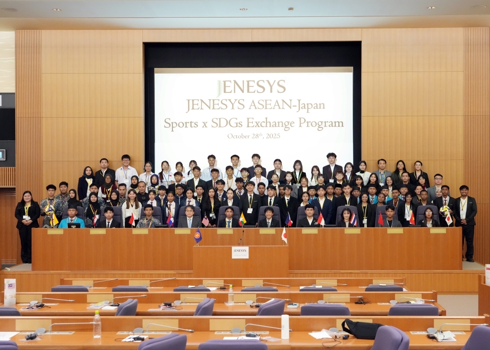 Group photo of the students and Parliamentary Vice-Minister SHIMADA talking to the students