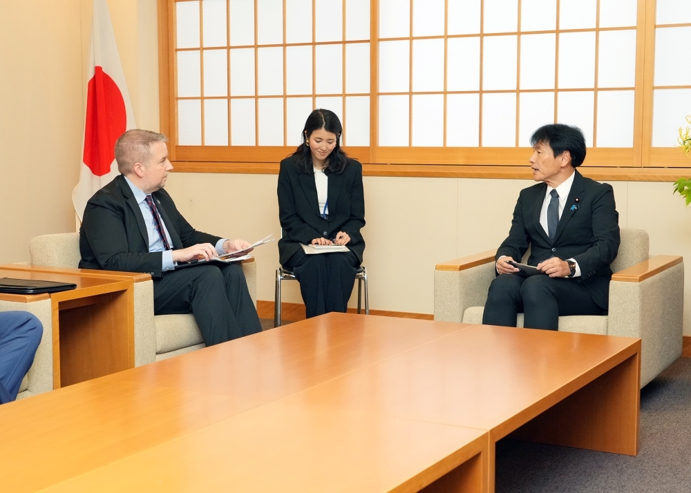 Parliamentary Vice-Minister SHIMADA talking with the Delegation of the State of Florida