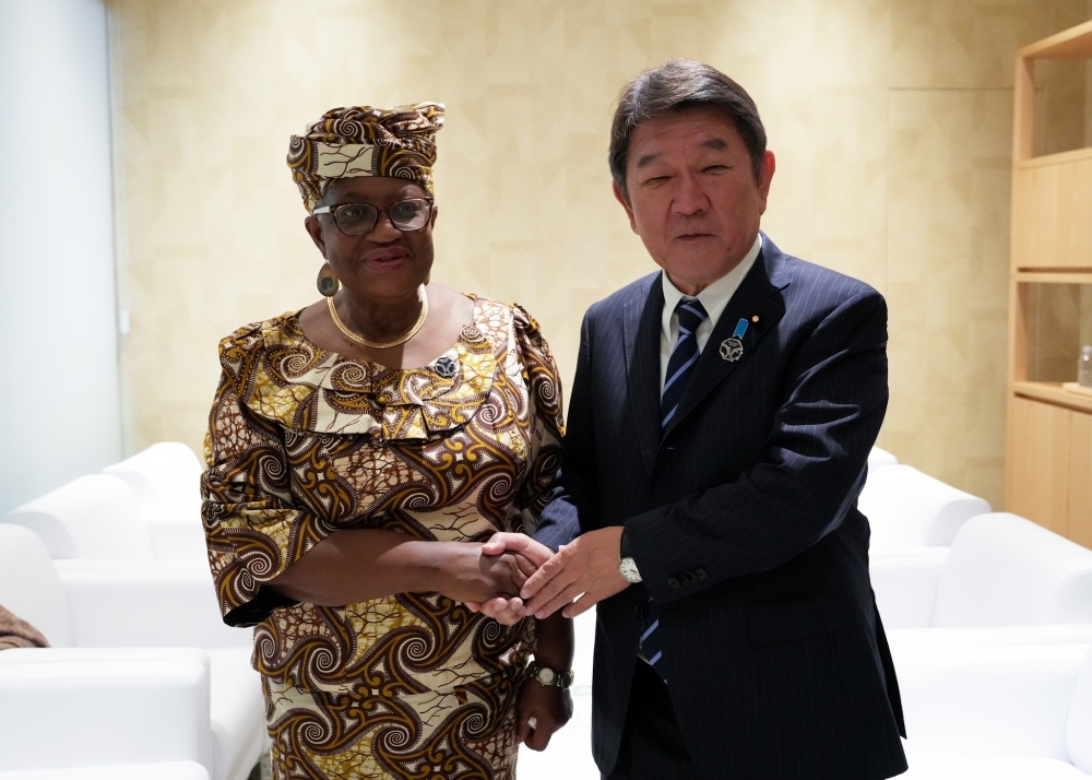 Minister MOTEGI shakes hands with Director-General Okonjo-Iweala