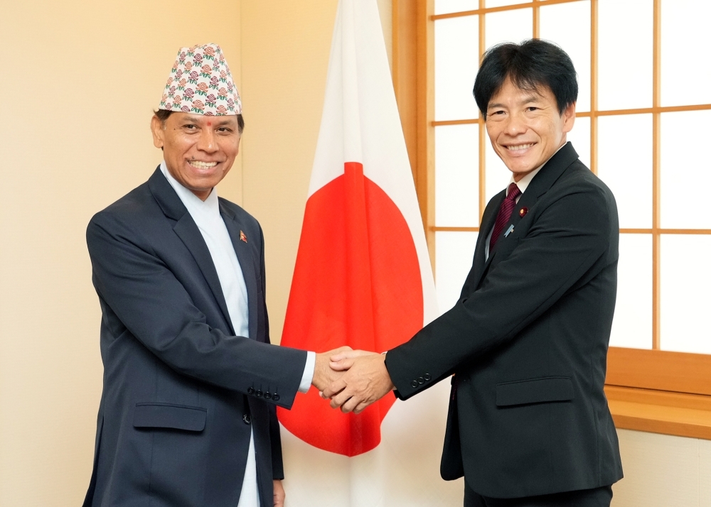 Parliamentary Vice-Minister SHIMADA shaking hands with Nepali Ambassador Subedi