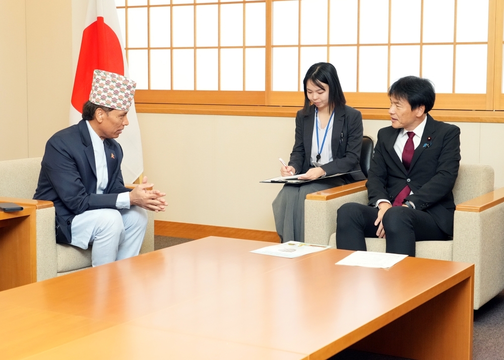Parliamentary Vice-Minister SHIMADA and Nepali Ambassador Subedi exchanging views