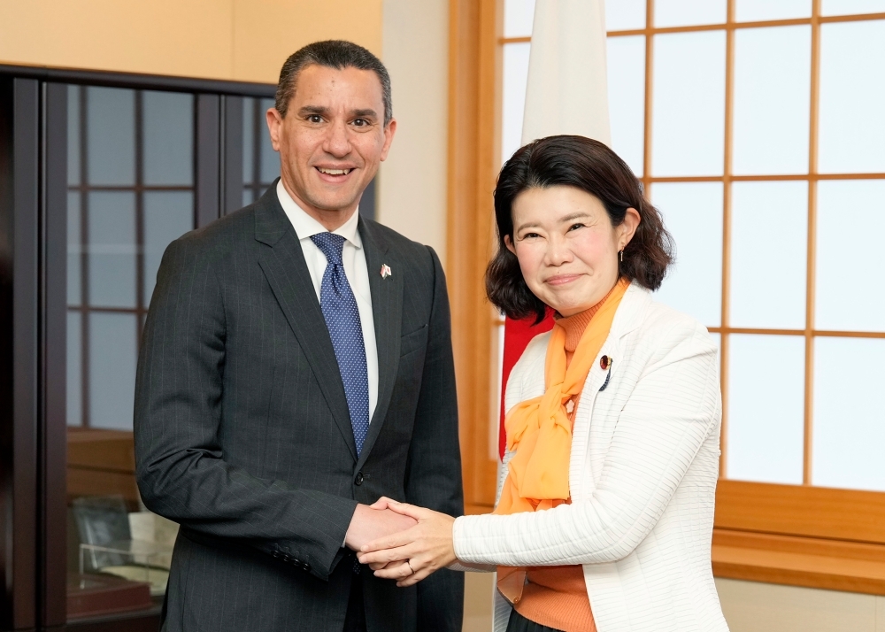 State Minister Ms. KUNIMITSU is shaking hands with Mr. Ragui ELETREBY, Ambassador of Egypt