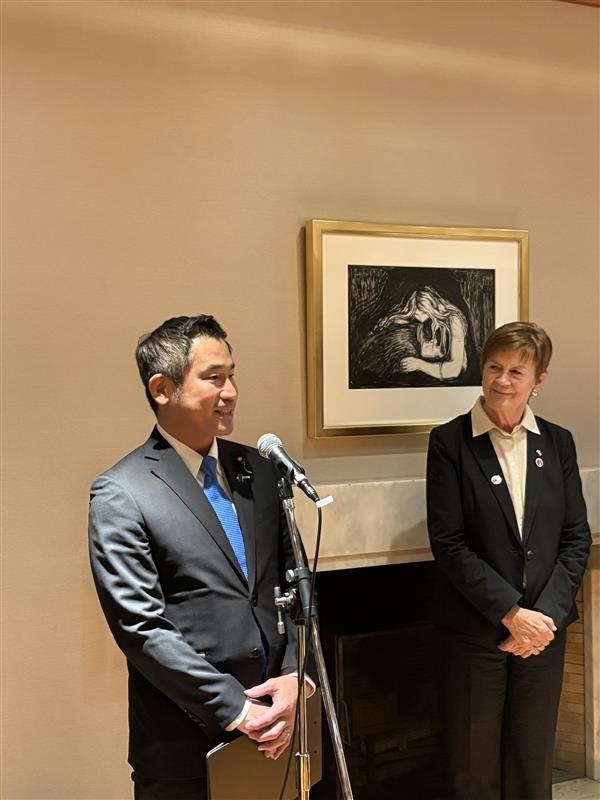 Parliamentary Vice-Minister ONISHI making a speech on the stage