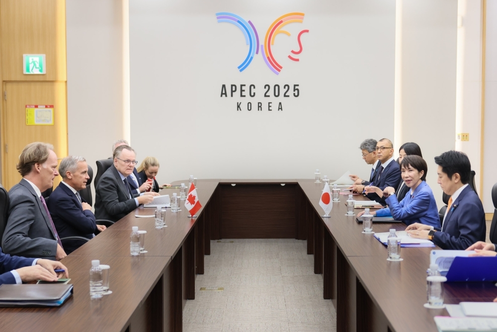 The two leaders holding a summit meeting