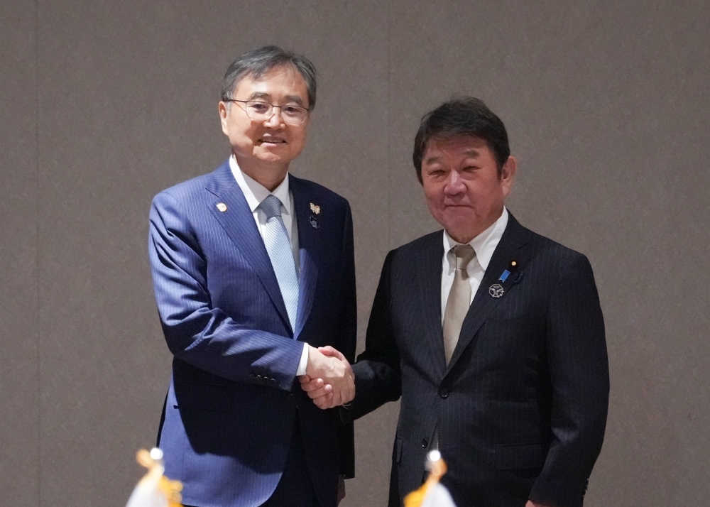 Foreign Minister MOTEGI shaking hands with H.E. Cho Hyun, Minister of Foreign Affairs of ROK