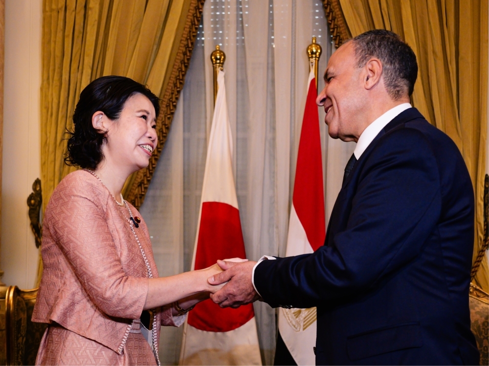 State Minister KUNIMITSU shaking hands with H.E. Dr. Abdelatty, Minister of Foreign Affairs, Emigration and Expatriates of Egypt