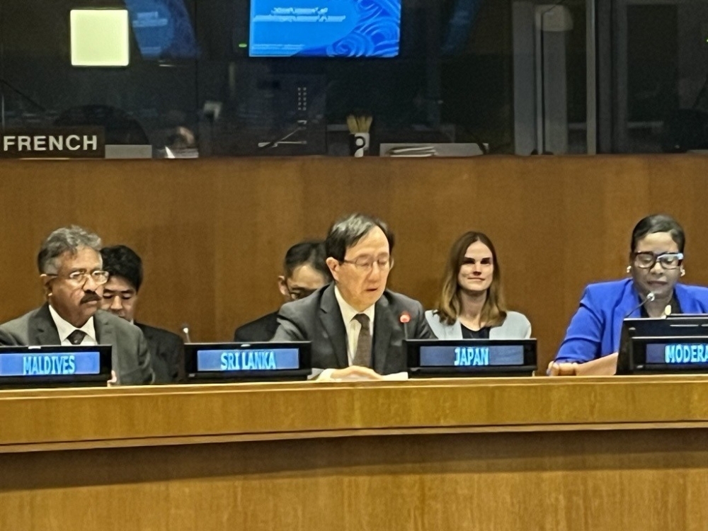 Ambassador Yamazaki, Permanent Representative of Japan to the UN, reading the message from Foreign Minister MOTEGI