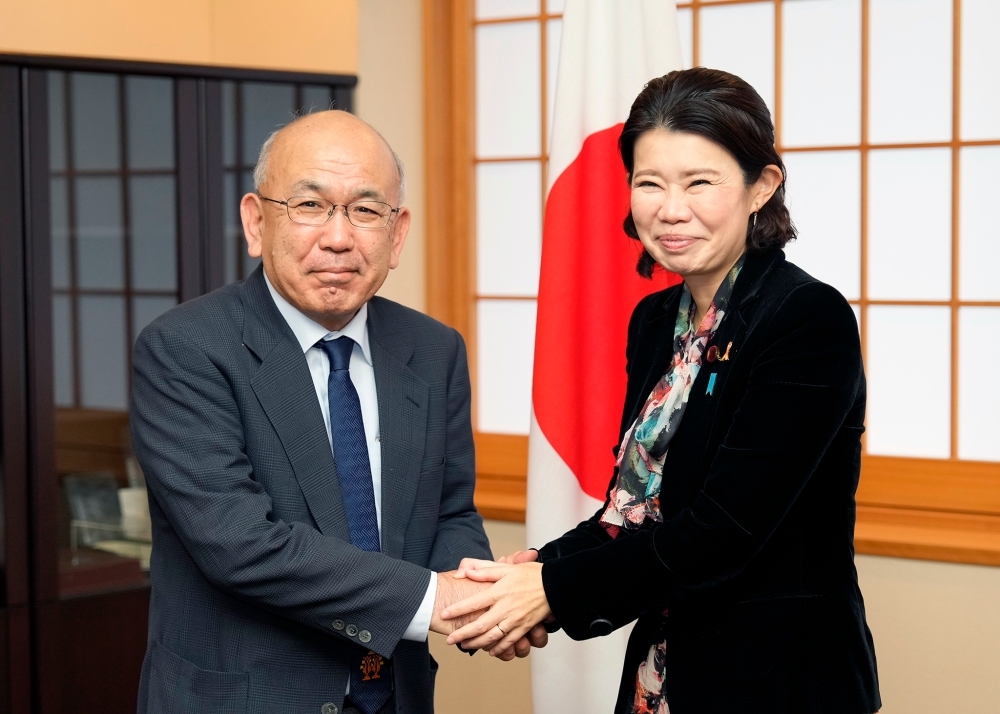  State Minister KUNIMITSU shaking hands with Dr. SEITA, Director of Health at UNRWA exchanging opinions