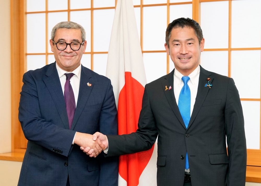 Parliamentary Vice-Minister ONISHI shaking hands with H.E. Mr. Chafra, Ambassador Tunisia to Japan