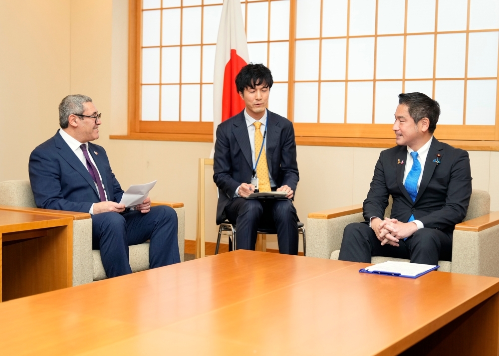 Parliamentary Vice-Minister ONISHI exchanging opinions with H.E. Mr. Chafra, Ambassador Tunisia to Japan