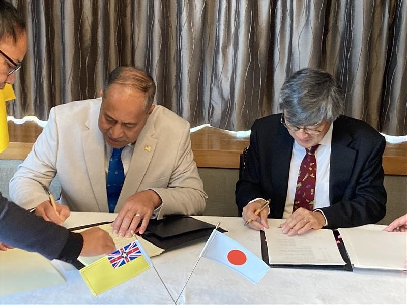 Ambassador OSAWA of Japan to Niue and Prime Minister TAGELAGI of Niue signing notes regarding grant aid cooperation