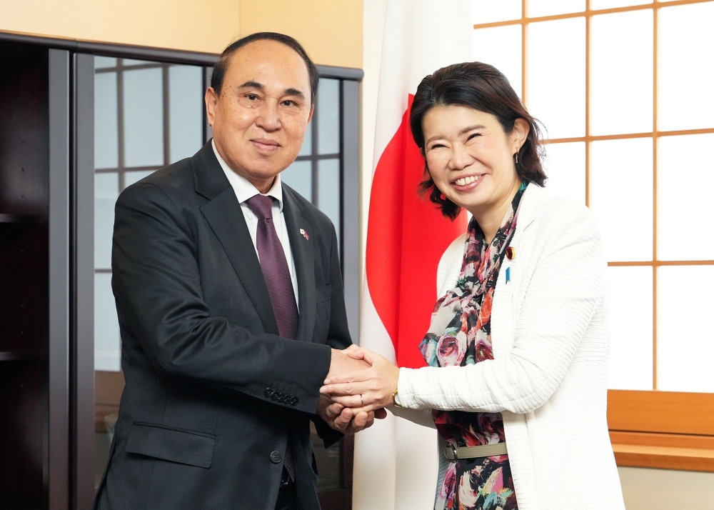 State Minister KUNIMITSU shaking hands with H.E. Mr. TUY Ry, Ambassador of Cambodia to Japan