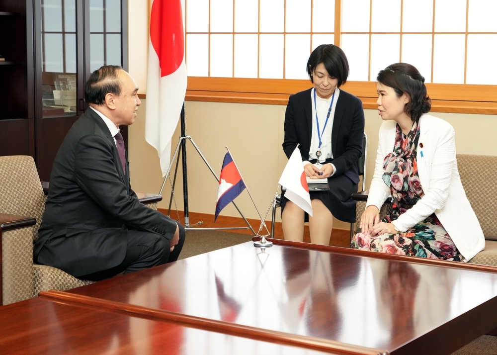 Exchanging Opinions between State Minister KUNIMITSU and H.E. Mr. TUY Ry, Ambassador of Cambodia to Japan