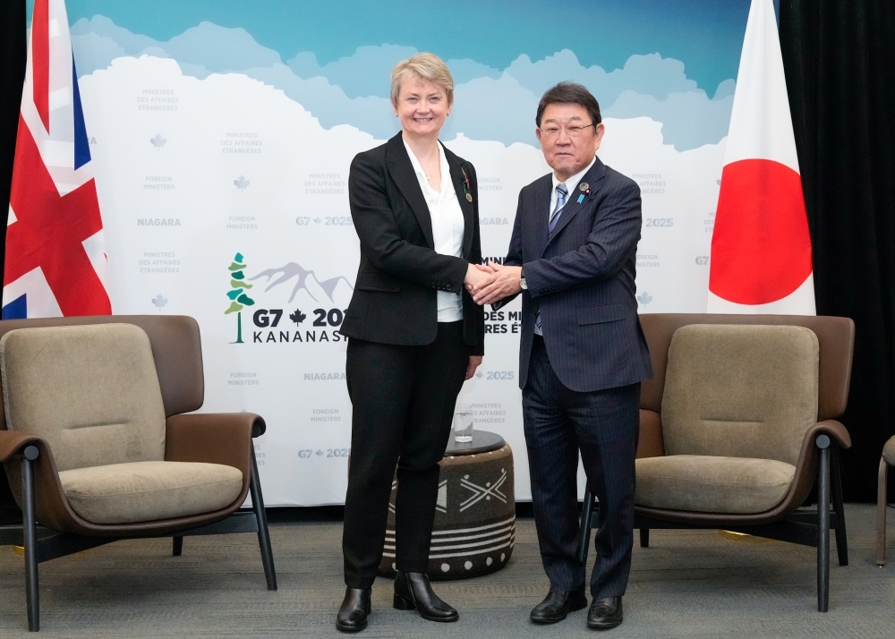 Foreign Minister MOTEGI shaking hands with Rt Hon COOPER, Secretary of State for Foreign, Commonwealth and Development Affairs of the United Kingdom