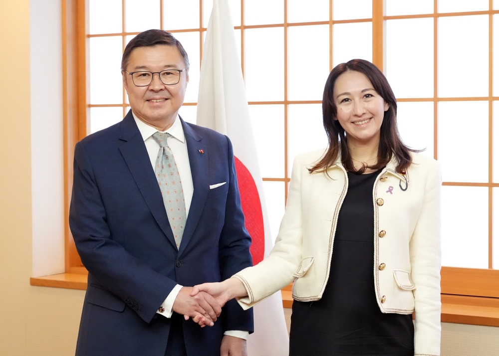 Parliamentary Vice-Minister Eri shaking hands with Ambassador Baudarbek-Kozhatayev