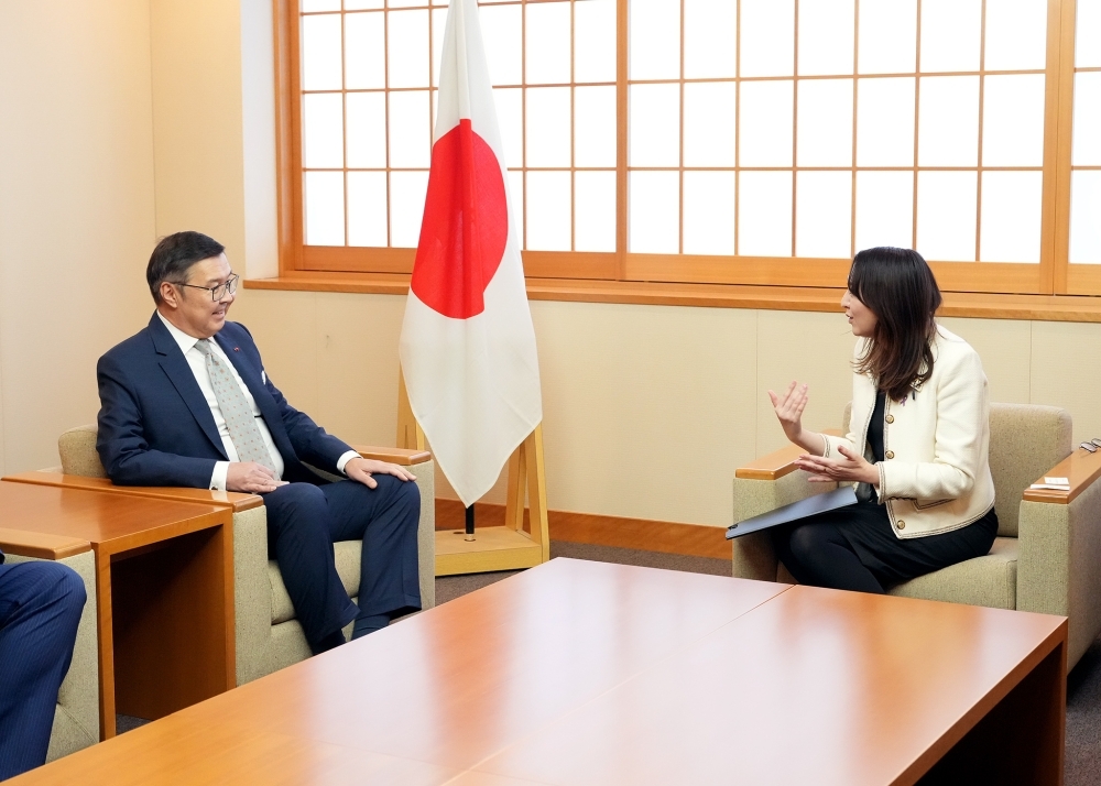 Parliamentary Vice-Minister Eri talking with Ambassador Baudarbek-Kozhatayev