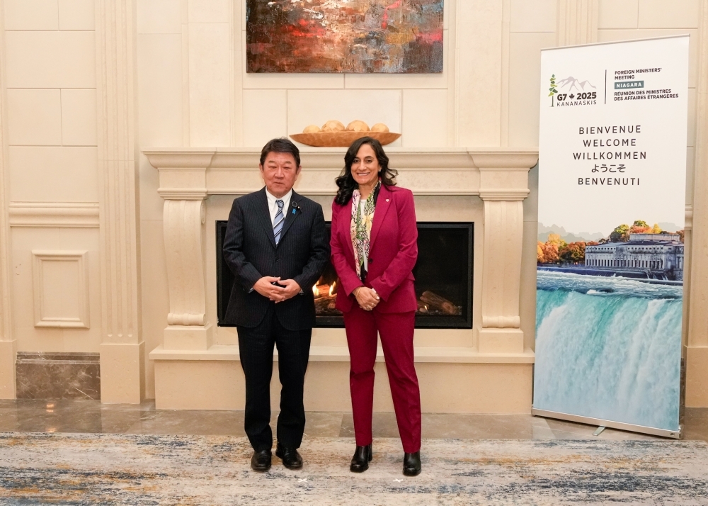 Photo session between Foreign Minister MOTEGI and Canadian Foreign Minister ANAND