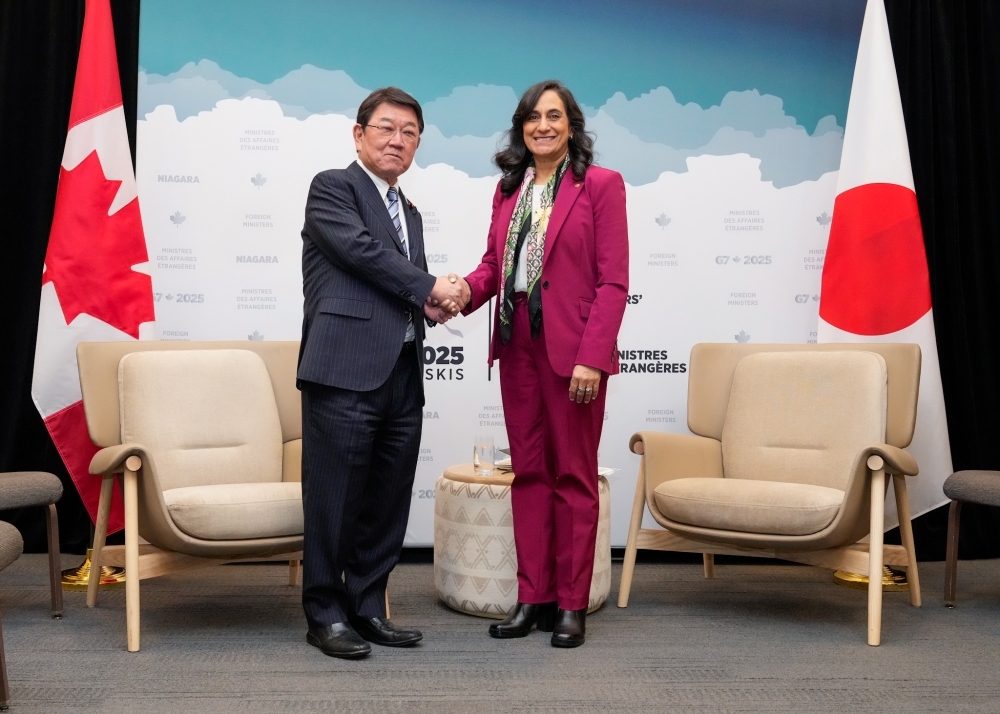Foreign Minister MOTEGI shaking hands with Canadian Foreign Minister ANAND