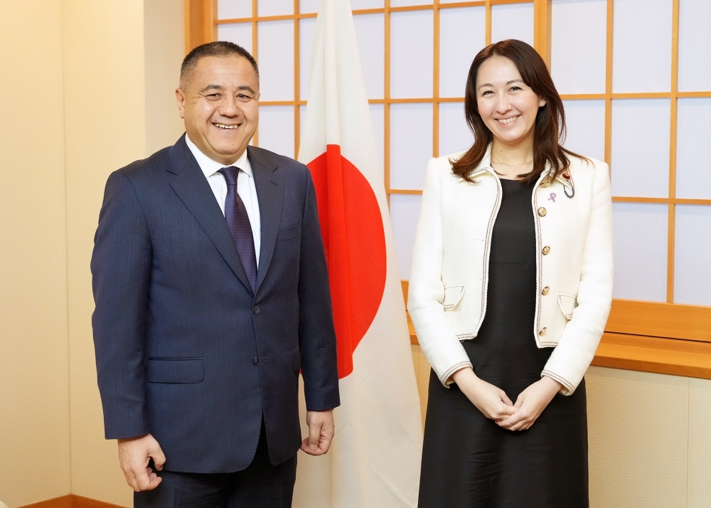 Parliamentary Vice-Minister ERI (right) and H.E. Mr. ABDURAKHMONOV, Ambassador of Uzbekistan to Japan (left)