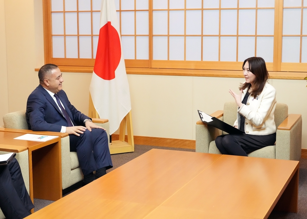 Parliamentary Vice-Minister ERI exchanging opinions with H.E. Mr. ABDURAKHMONOV, Ambassador of Uzbekistan to Japan