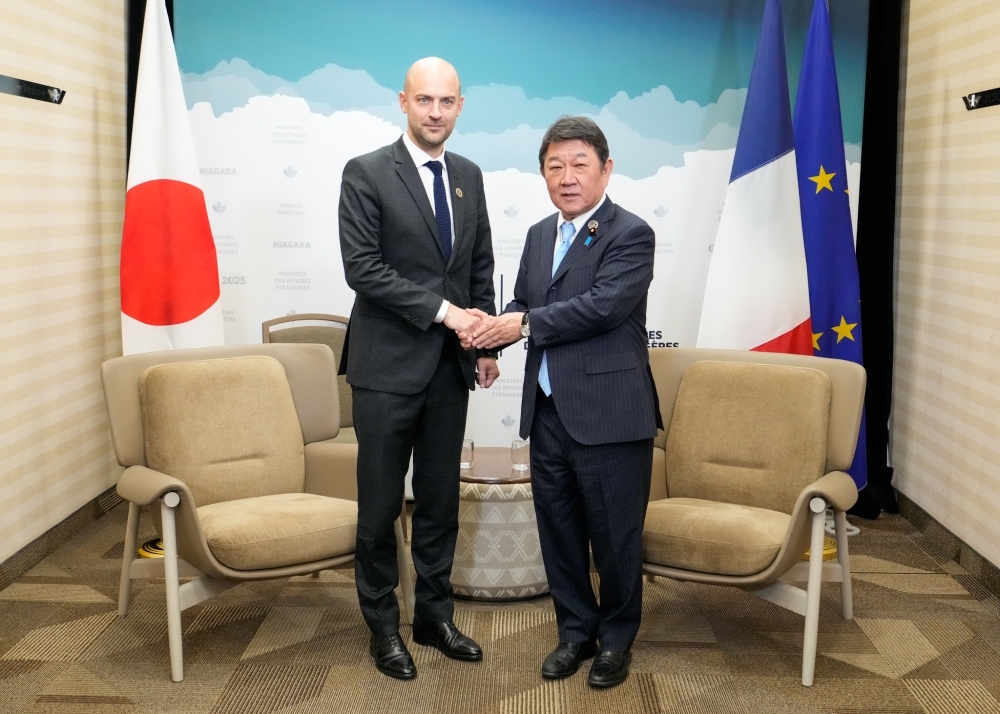 Foreign Minister MOTEGI shaking hands with H.E. Mr. Jean-Noël BARROT, Minister for Europe and Foreign Affairs of the French Republic