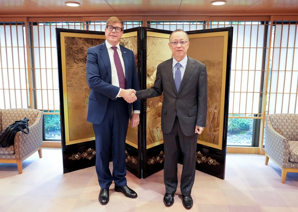 Mr. FUNAKOSHI shaking hands with Ambassador SALOVAARA