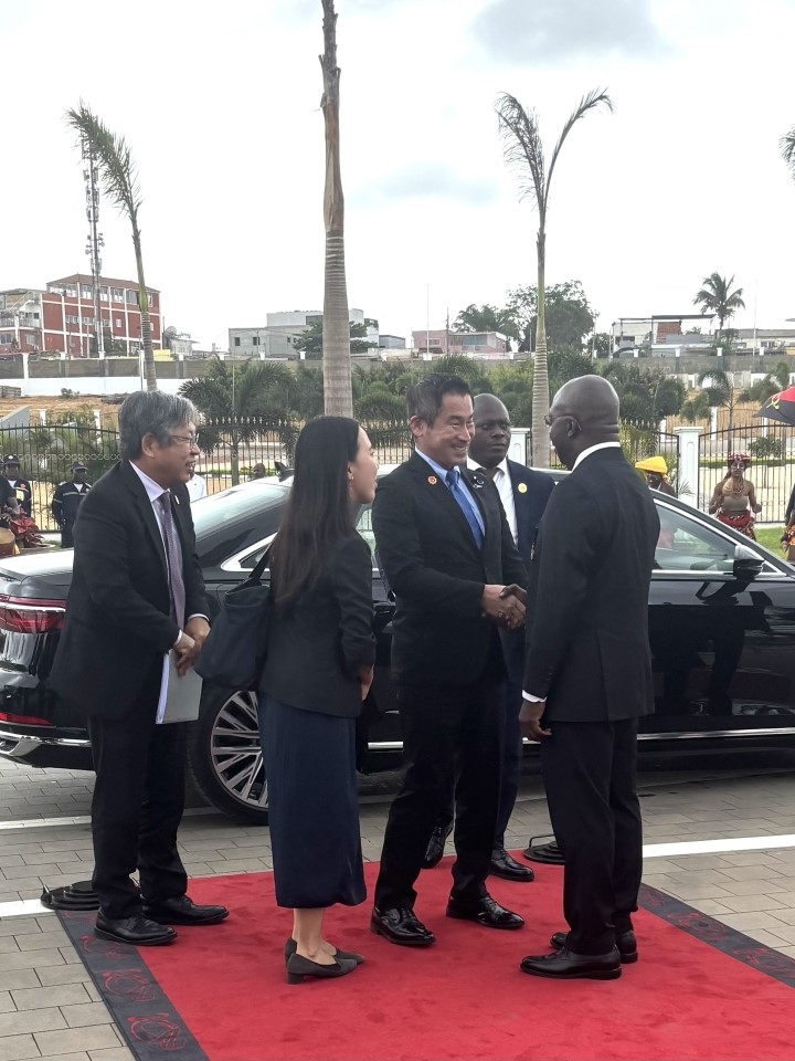 Parliamentary Vice-Minister ONISHI arriving at the ceremony venue and receiving a welcome