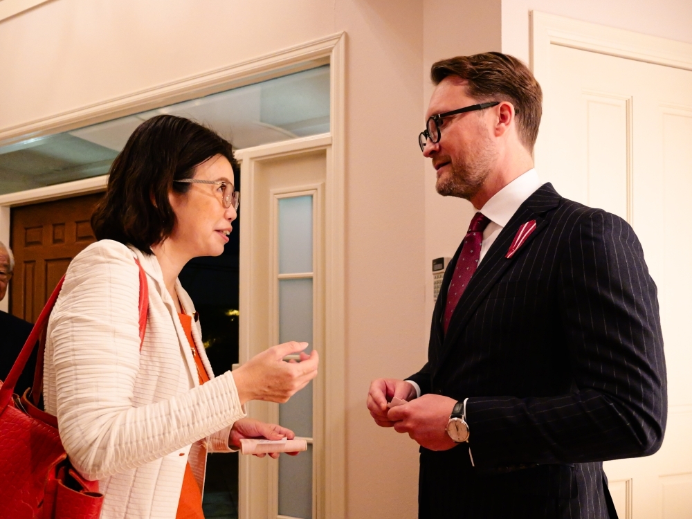 State Minister KUNIMITSU talking to the Latvian Embassy in Tokyo