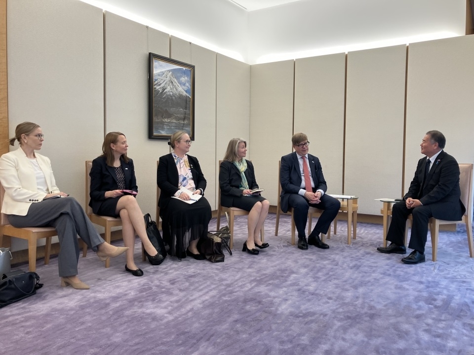 Special Advisor OUE  talking with Ambassador Salovaara