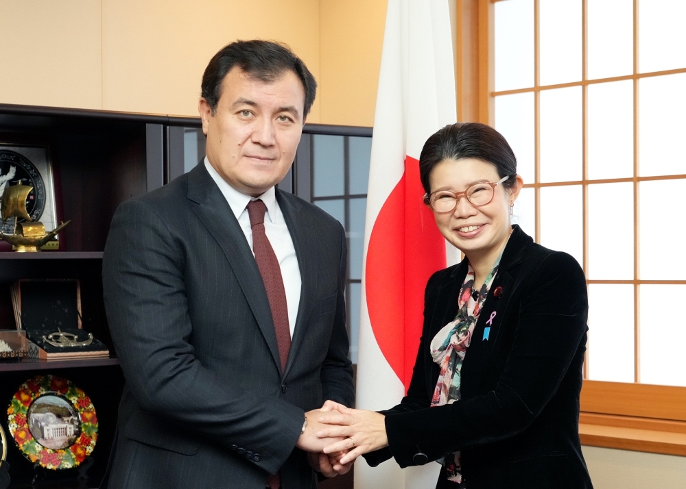 State Minister Kunimitsu is shaking hands with Mr. Alibek BAKAYEV, Deputy Minister of Foreign Affairs of Kazakhstan