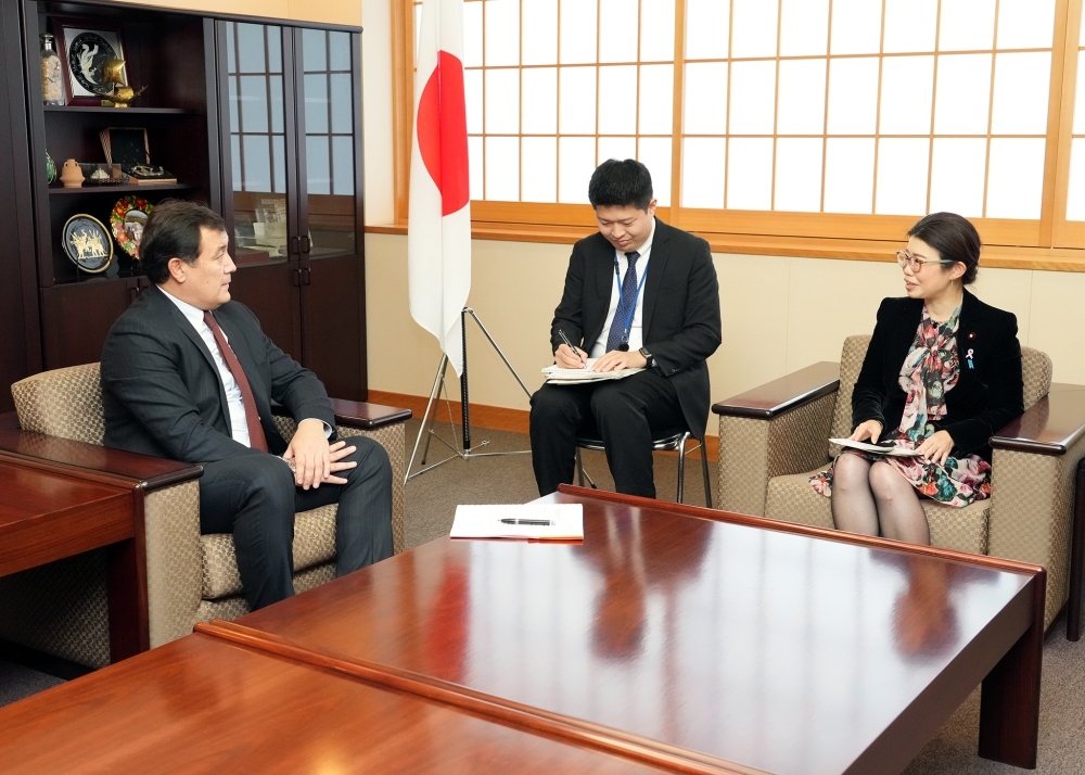 State Minister Kunimitsu is talking with Mr. Alibek BAKAYEV, Deputy Minister of Foreign Affairs of Kazakhstan