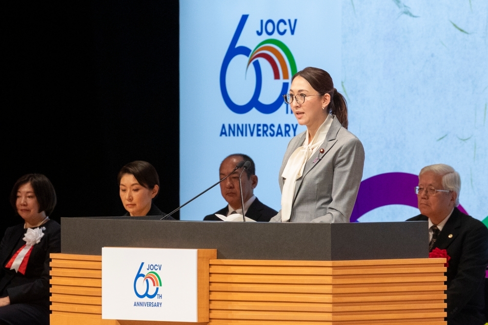 Parliamentary Vice-Minister Eri reading aloud a congratulatory message from Prime Minister TAKAICHI (Photo from the side)