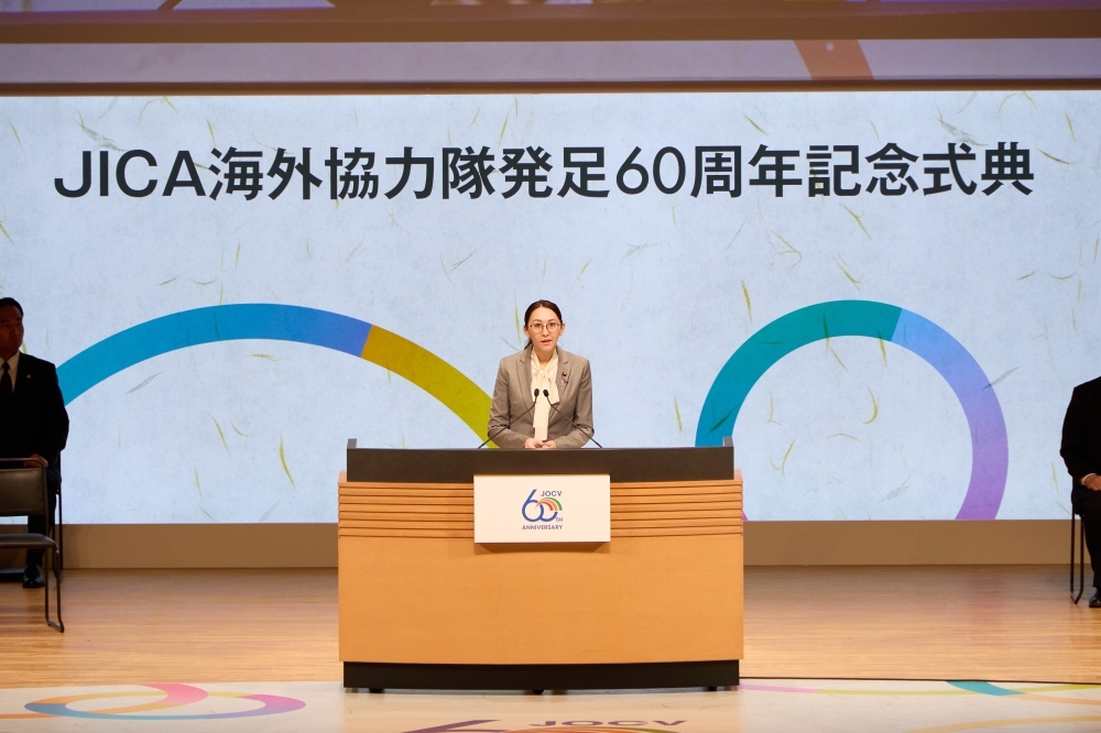 Parliamentary Vice-Minister Eri reading aloud a congratulatory message from Prime Minister TAKAICHI (Photo from the front)