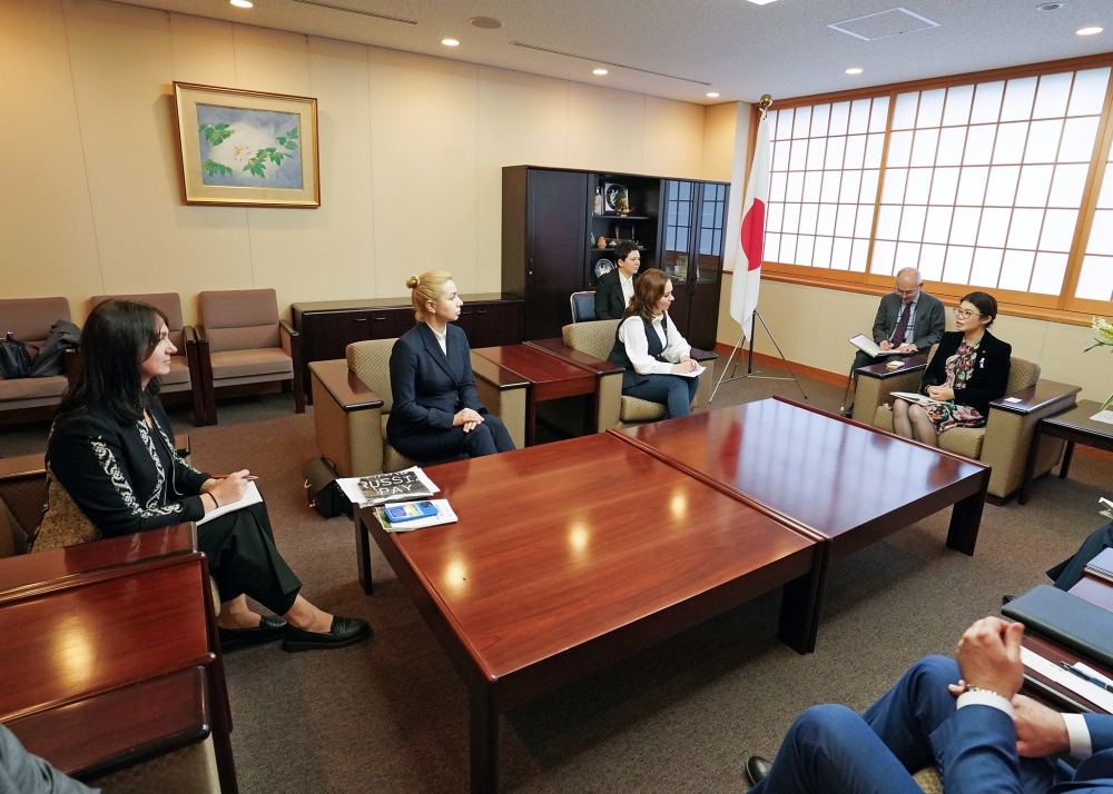 State Minister Kunimitsu is talking with members of the Ukrainian delegation headed by Ms. Galyna MYKHAILIUK, the Co-Head of the Groups for Interparliamentary Relations