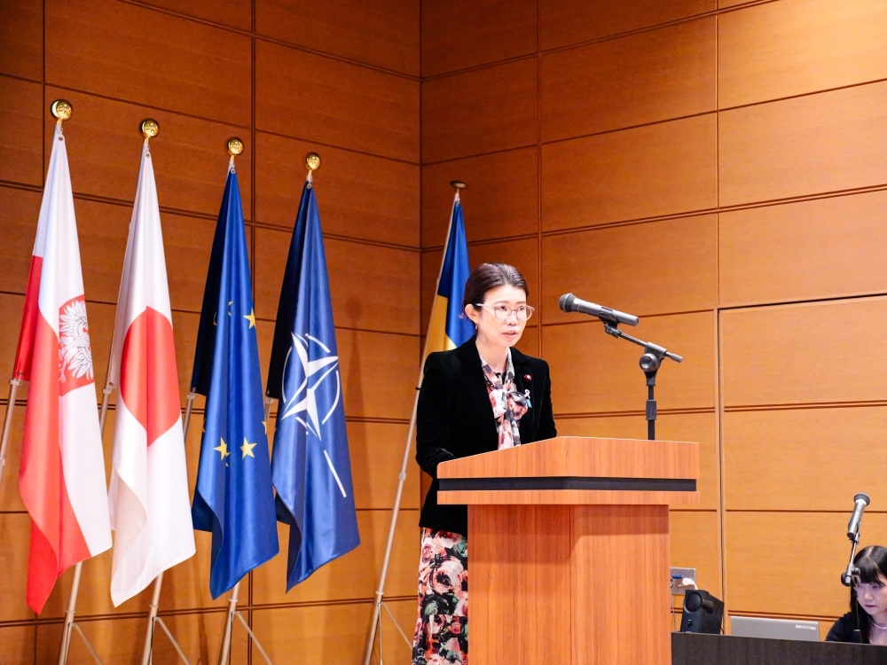State Minister KUNIMITSU making a speech on the stage