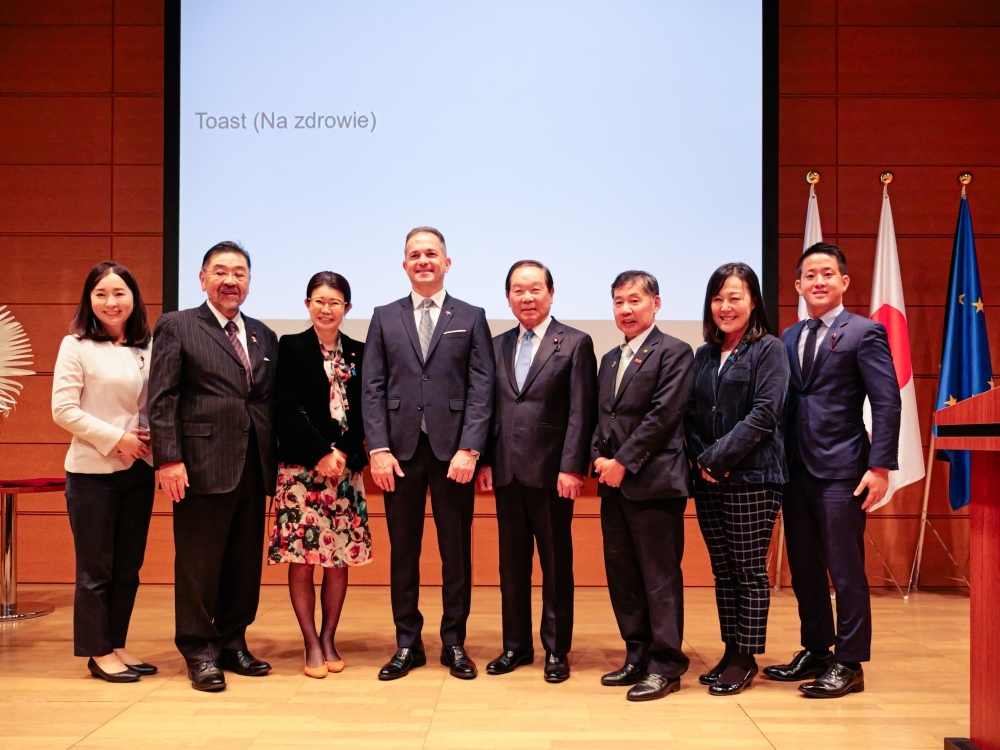 State Minister KUNIMITSU poses for a commemorative photo with related parties on the stage