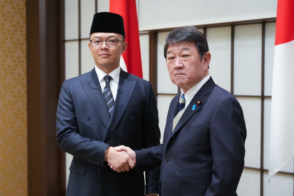 Minister MOTEGI shaking hands with Minister Sugiono of the Republic of Indonesia