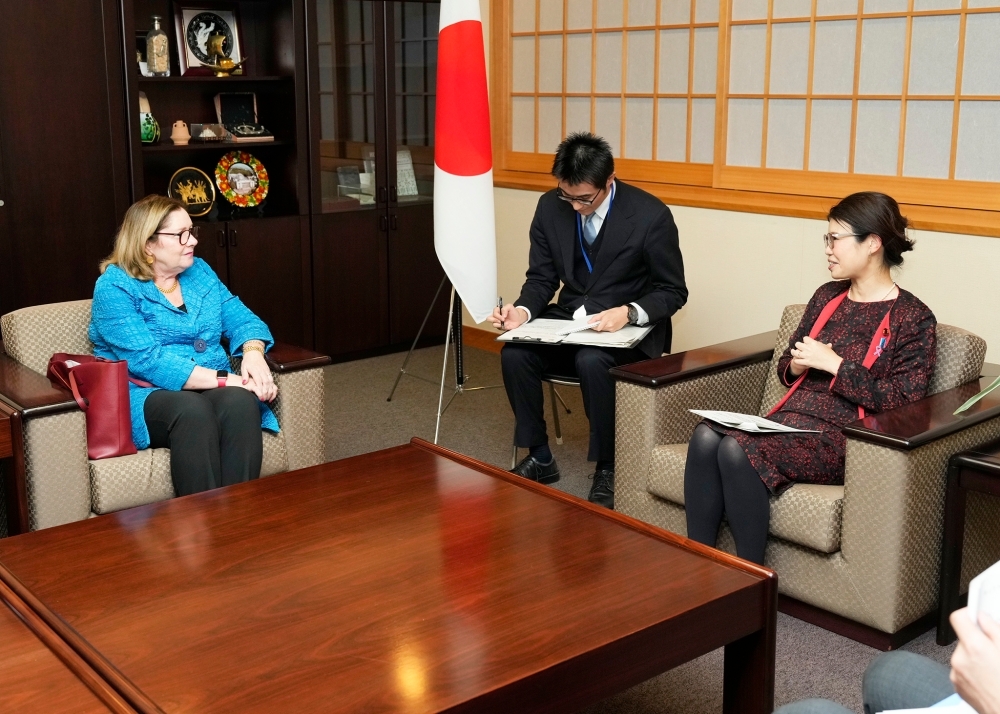 Dr. KUNIMITSU Ayano, State Minister is talking with Ms. Elizabeth L. Dibble, Director General of the Multinational Force and Observers (MFO)