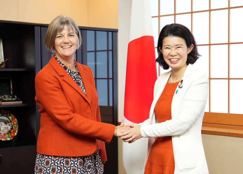 State Minister KUNIMITSU shaking hands with Ambassador Longbottom