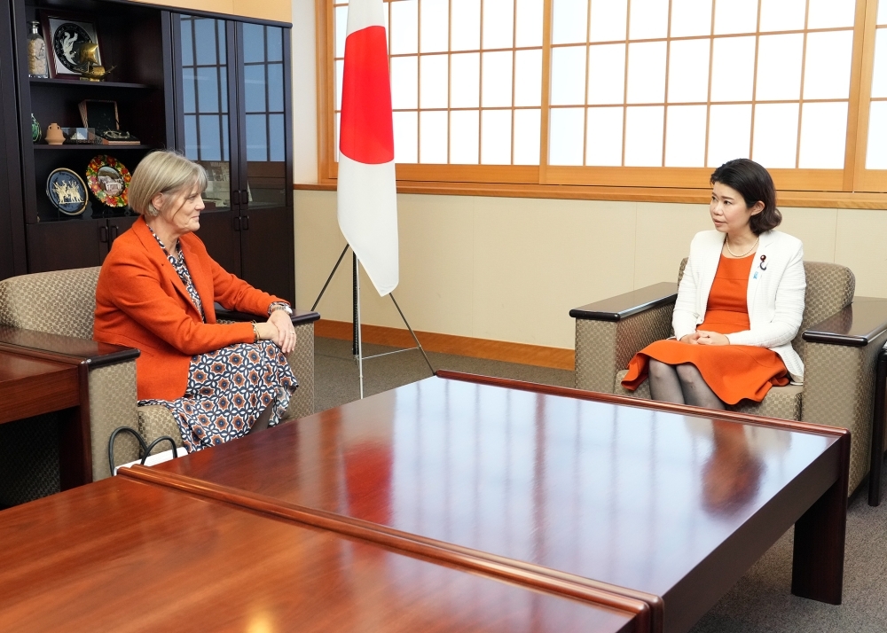 State Minister KUNIMITSU talking with Ambassador Longbottom