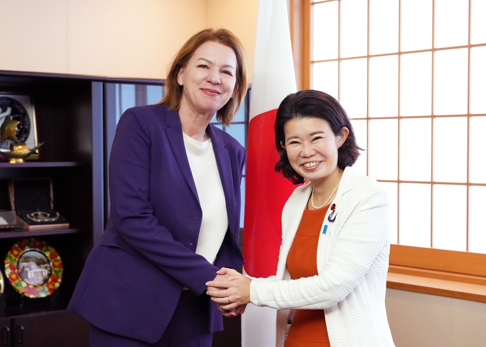 State Minister KUNIMITSU shaking hands with Ambassador Sigmund