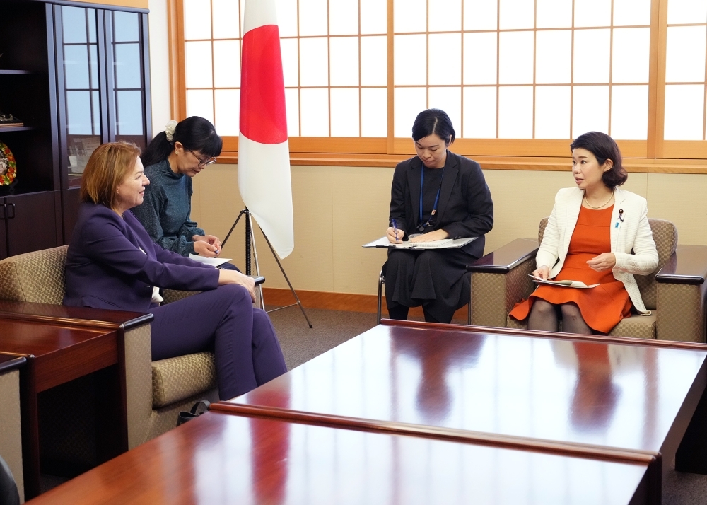 State Minister KUNIMITSU talking with Ambassador Sigmund
