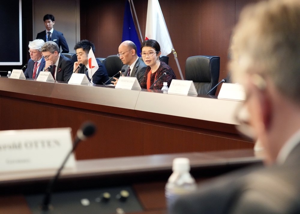 State Minister for Foreign Affairs KUNIMITU making a speach