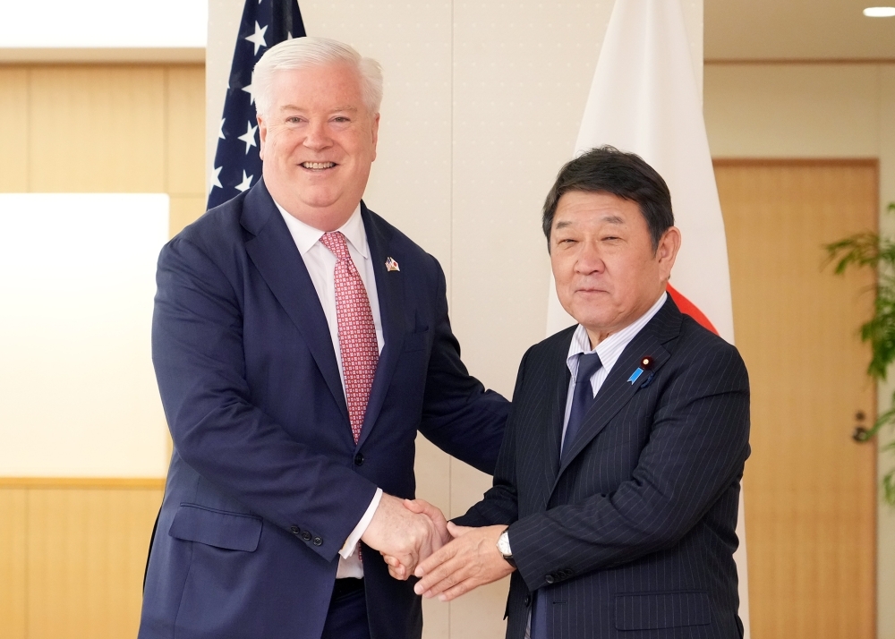 Foreign Minister MOTEGI shaking hands with Ambassador Glass