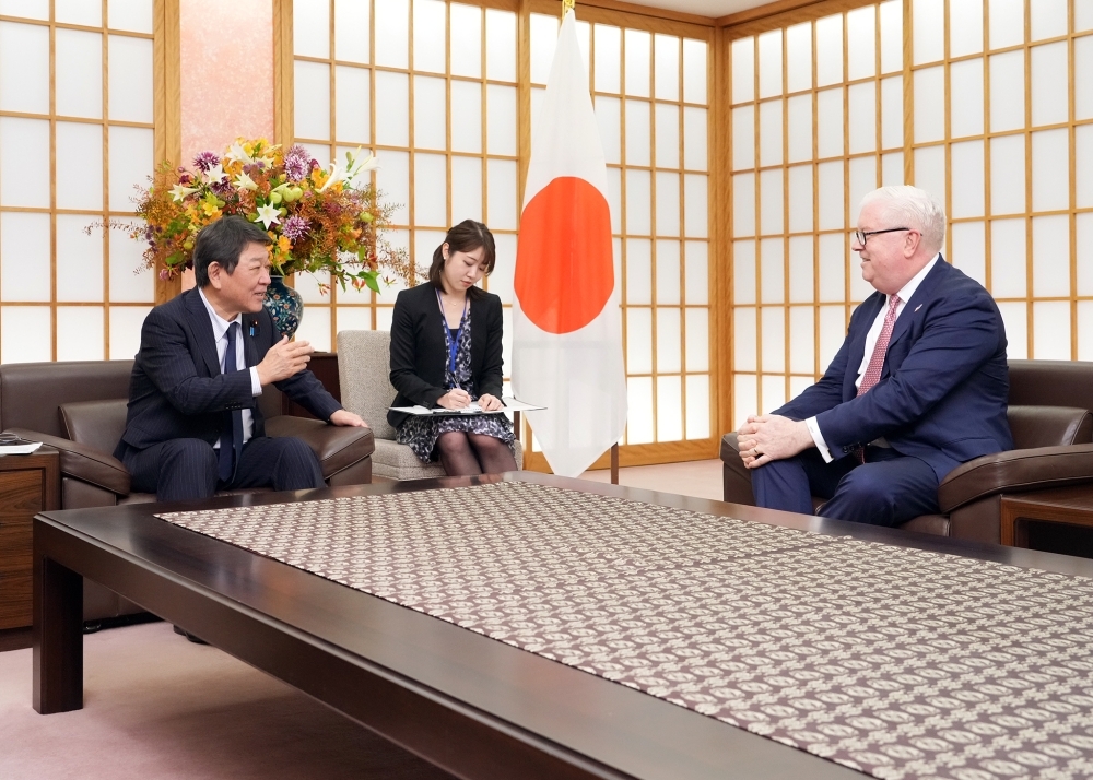 Foreign Minister MOTEGI talking with Ambassador Glass