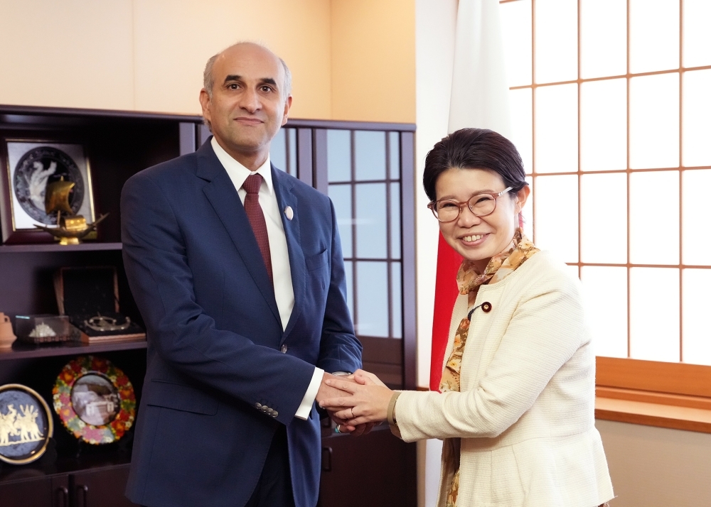 State Minister KUNIMITSU shaking hands with Mr. ALNAAS, Chargé d'Affaires ad interim, Embassy of Libya in Japan