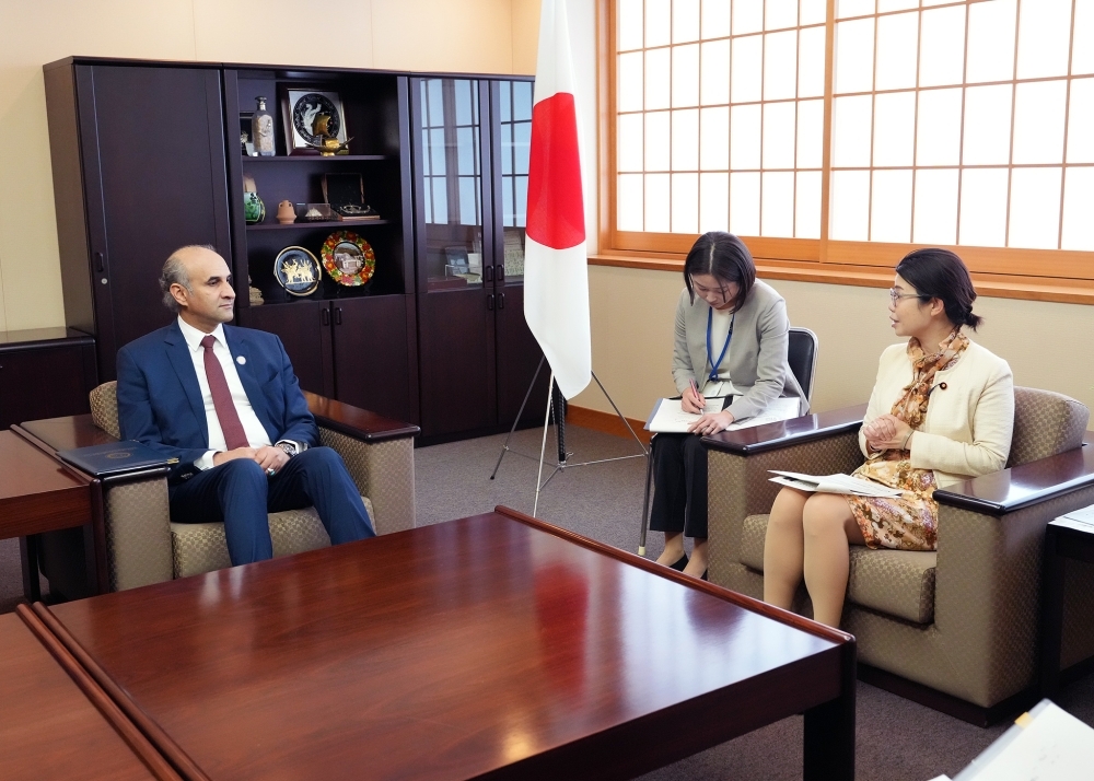 State Minister Minister KUNIMITSU exchanging opinions with Mr. ALNAAS, Chargé d'Affaires ad interim, Embassy of Libya in Japan