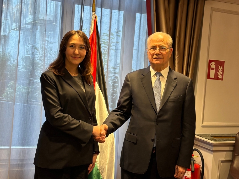 Parliamentary Vice-Minister ERI shaking hands with Palestinian Prime Minister Mustafa